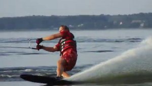 Катание на монолыже на водных лыжах