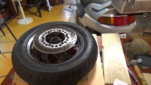 Замена покрышки переднего колеса скутера Yamaha Majesty 250 (4HC)