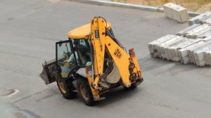 На экскаваторе погрузчике едем