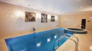 Переливной бассейн с зоной "Джакузи".