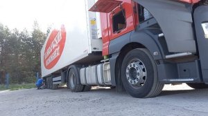 Новый рейс, борьба с колесом ! Волгоград ! Дальнобойщик в пути. Как поменять колесо на фуре?