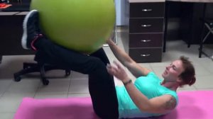 Упражнение на пресс  Фитбол  передача мяча из рук в ноги