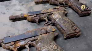 СКЛАД ОРУЖИЯ / ДОСТАВАЛИ ЯЩИКАМИ ИЗ РАСКОПАННОГО НЕМЕЦКОГО БУНКЕРА