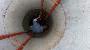 Как залезть в колодец и остаться в живых / Лестница для колодца самодельная