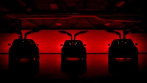 Автомобили Тесла танцуют под музыку