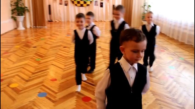 Танец мальчиков с мамами. ДОУ №8 "Малыш" г.Шахтерск