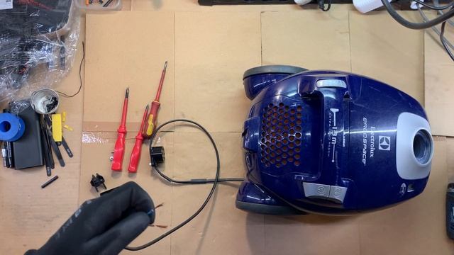 How To Repair Power Cable Of Vacuum Cleaner - Electrolux ErgoSpace ES / ZE301…360 смотреть онлайн
