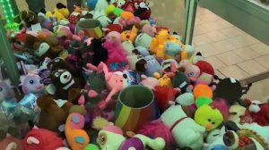 АВТОМАТ С ИГРУШКАМИ ДЕНЬГАМИ ВЫТАСКИВАЕМ В АВТОМАТЕ