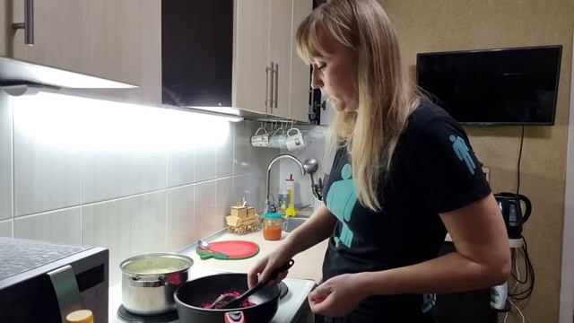 Едим вегетарианский борщ, Огромный противень картошки с курицей в духовке) Обычные будни в городе) смотреть онлайн