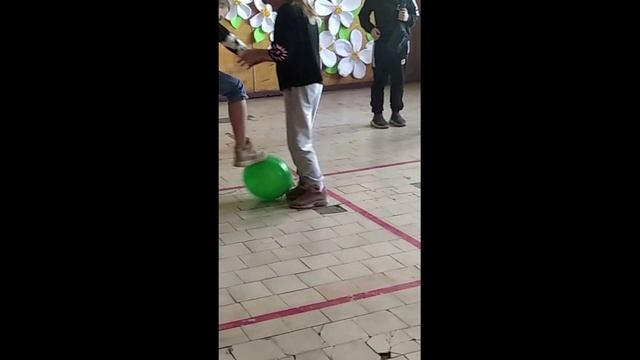 Лопни шарик ногой. Состязание смотреть онлайн