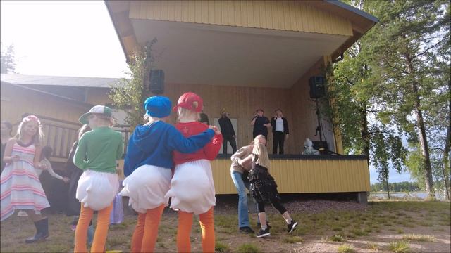 Karneval i Venjan den 6 augusti 2022. Filmen visar karnevalståget med vagnar med roliga upptåg! смотреть онлайн