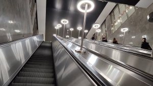 Идём по галереи со станции Сокольники-БКЛ по эскалатору и переходу на станцию Сокольники-радиальная