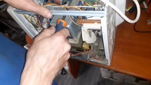 Искры из микроволновки.Ремонт.