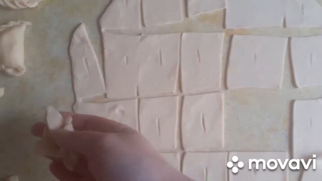 Лепим вареники с творогом.