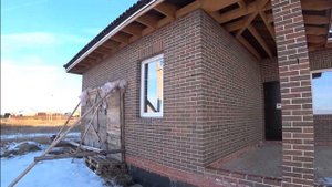 кирпич браер,кора дуба,дом под белый шов