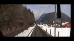 Электровоз вид из кабины машиниста поезда на природу и окрестности в Европе Швейцария