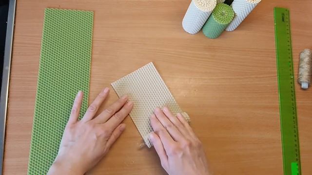 Как скрутить свечу из вощины в два цвета