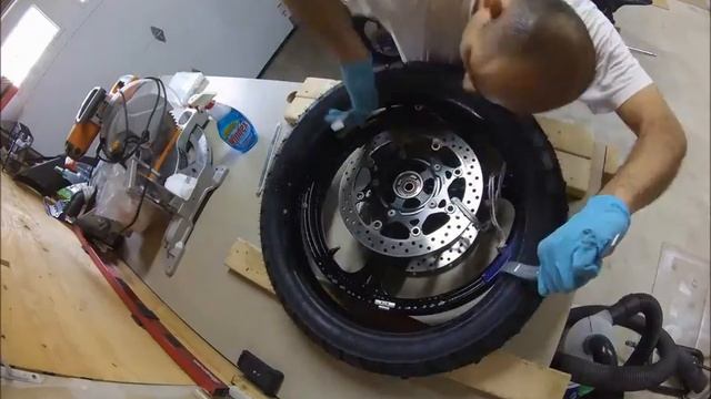 V-Strom 650 front tire change - time lapse смотреть онлайн