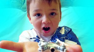 Паша получил посылку с летающим аппаратом.