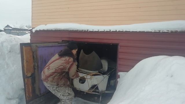 Вытаскиваю из подвала снегоход смотреть онлайн