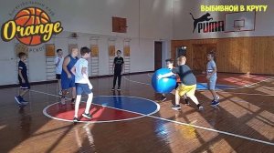 Подвижная игра Выбивной в кругу.