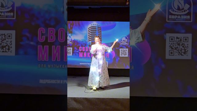 Елена Суворова.
Кавер песни Елены Ваенги "Папа, нарисуй!"