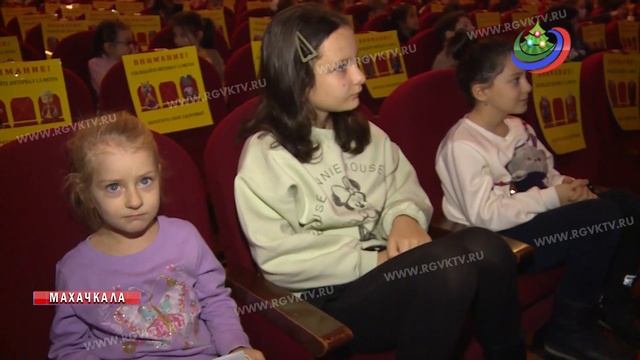 В театре кукол прошёл показ премьерного спектакля «Ежик и Медвежонок» смотреть онлайн