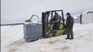 Смонтировали молокопровод. Глицерин для КРС. Возим силос и опилки.