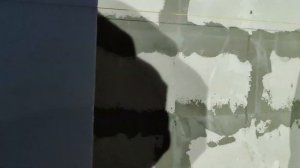 Обучаю рабочих клеить пенопласт на клей-пену Ceresit CT84, пенопластом выравниваем неровные стены