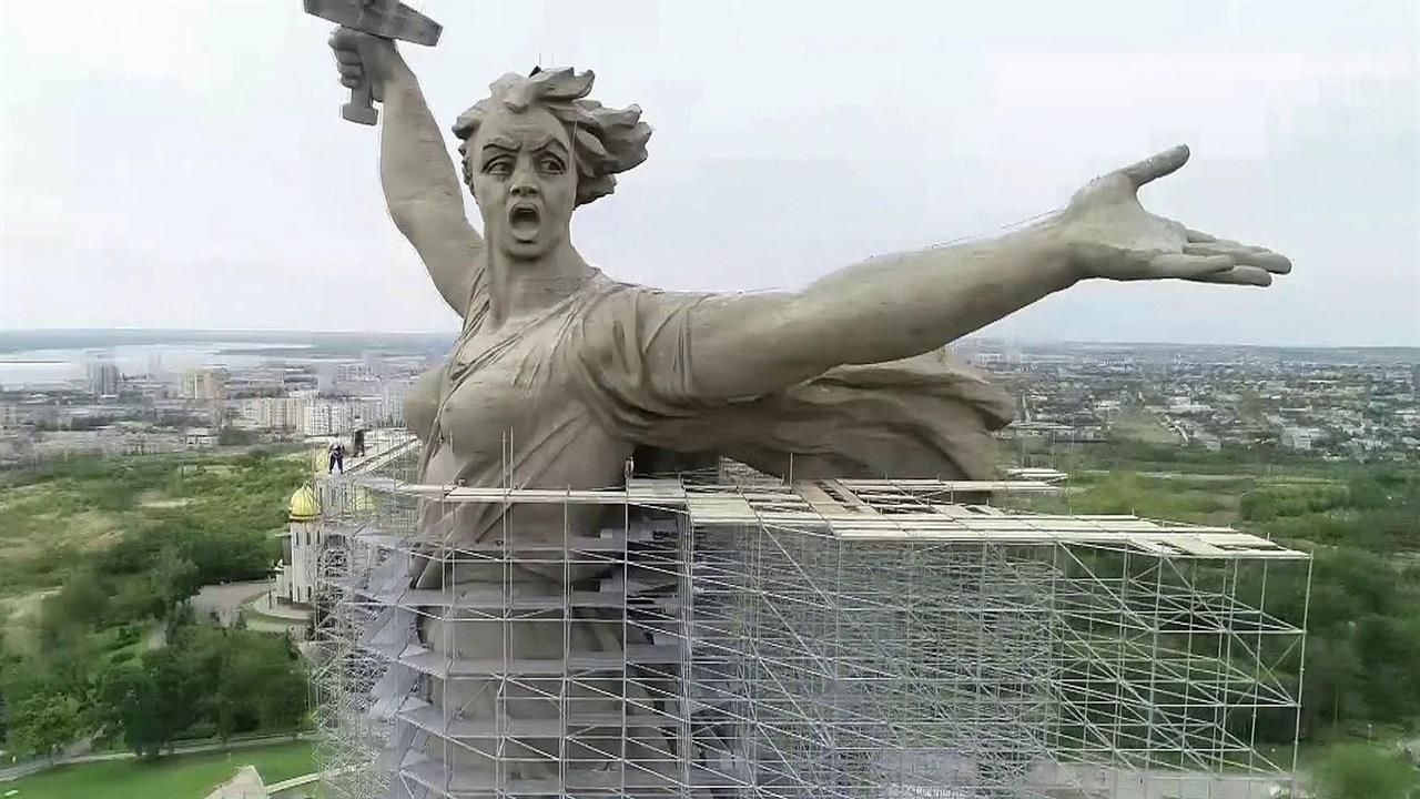 К 75-й годовщине Победы в Волгограде будет заверше...ция легендарной скульптуры "Родина-мать зовет!"