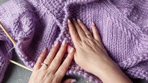 #20 Пальто Лили спицами вяжем Реглан