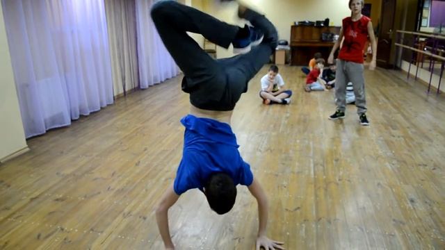 Школа брейк данса для детей | Киев метро Позняки (ул. Гмыри 3-б) смотреть онлайн