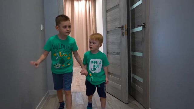 Ронен и мама против комаров в своем доме/ pretend play