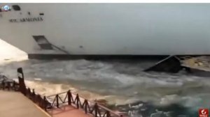 Корабль на полном ходу врезается в причал