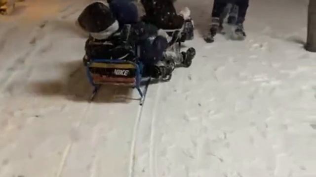 Пошёл снег, чищу ковры на снегу смотреть онлайн