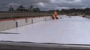 Процесс укладки рулонной гидроизоляции