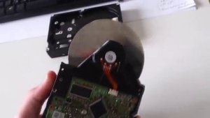 Работа винчестера в разобраном виде. Inside HDD