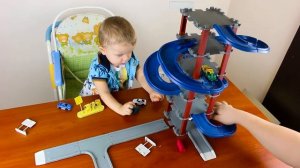 Видео для мальчиков - Горка для машинок и парковка