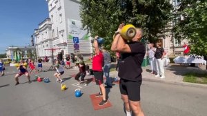 Упражнение трастер с гирями - Как правильно делать приседать с гирями