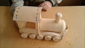Деревянный паровозик, самодельная игрушка из дерева