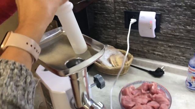 Тёма перемалывает мясо на фарш смотреть онлайн