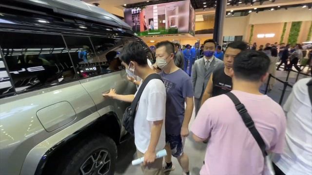 Китайское чудо - плавающий и ходящий крабом автомобиль BYD U8. Влог с крупной автовыставки в Китае.