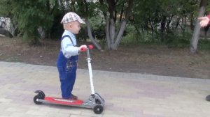 VLOG Алекс и детский самокат трюки веселое видео для детей.SCOOTER.Merry videos for children