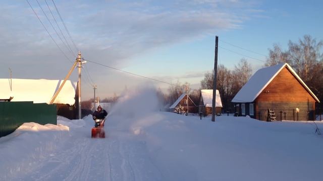 Я и Лёха на даче, чистим снег Husqvarna 268. Техника вещь ! смотреть онлайн