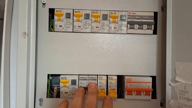 Электрощит на 3 фазы с реле напряжения и дифференциальными автоматами.