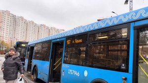 Автобус ЛиАЗ-5292.65 следует по маршруту 957 ”м. Марьино(южная) - м. Марьино”