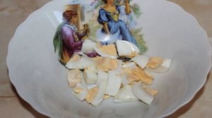 Салат из яиц, сыра и помидоров