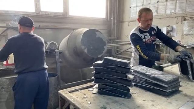 Производство брусчатки «Монарх» по технологии «Мрамор из бетона», заливка в цвете под белый мрамор