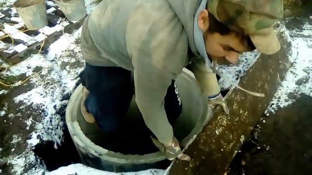 Копаем  колодец. Жёсткий грунт. Копаем и сажаем отбойником