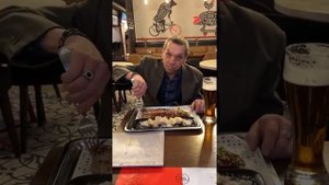 БАТЯ ГИТЕЛЬМАНА И САНЯ "БЫК" ОБЕДАЮТ В ДОРОГОМ РЕСТОРАНЕ! / ЧТО ЕДЯТ МУЖИКИ?